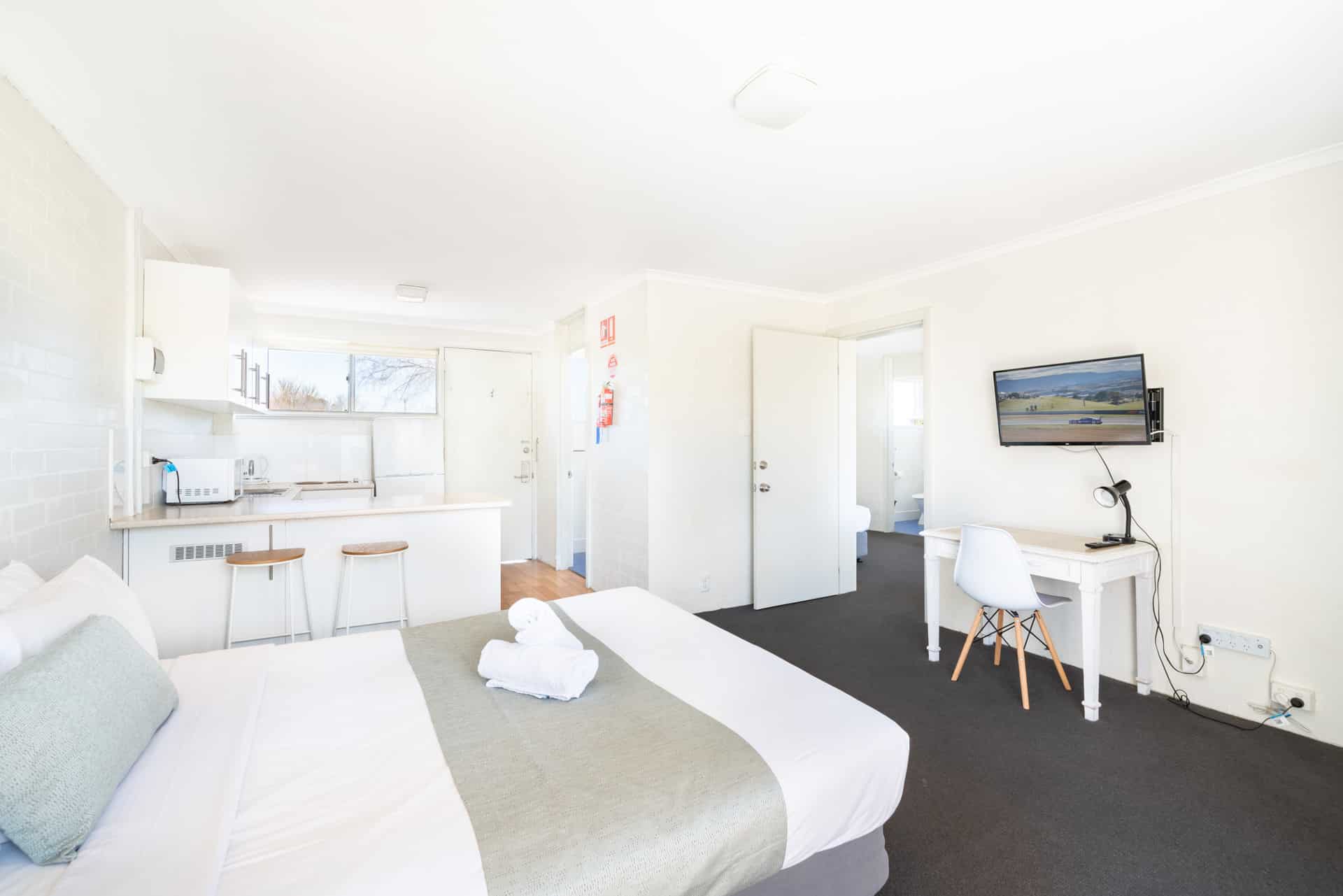Interconnecting room bathurst with tv shot