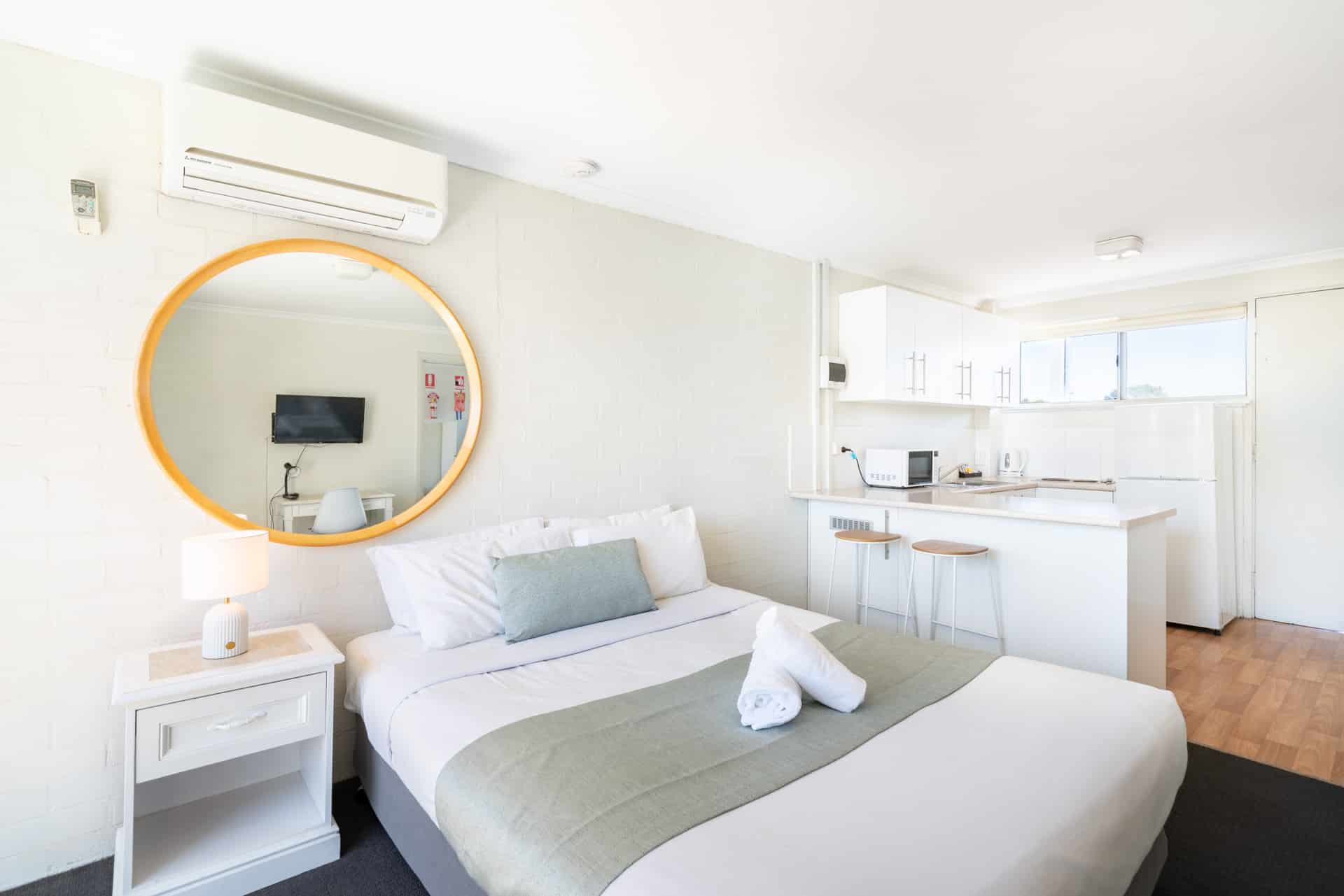 Queen Room Bathurst apartments