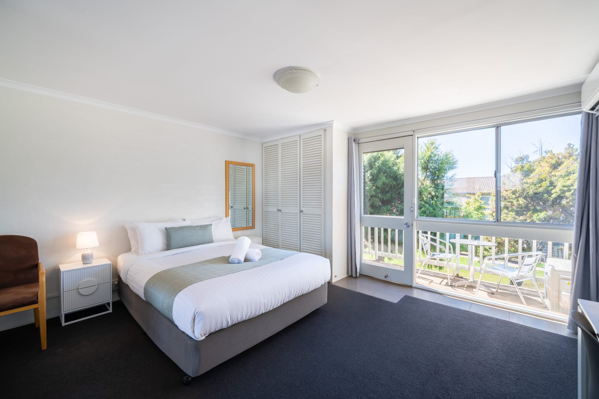 Queen Studio with balcony bathurst apartments