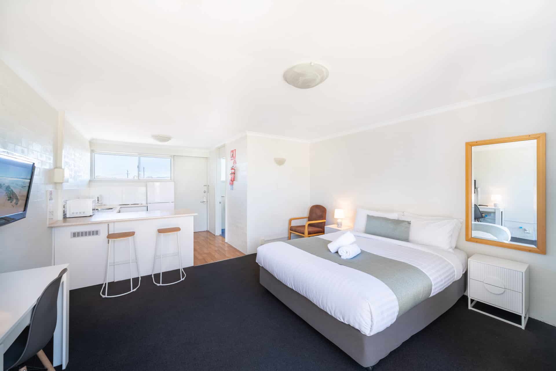 Queen room with tv on bathurst apartments